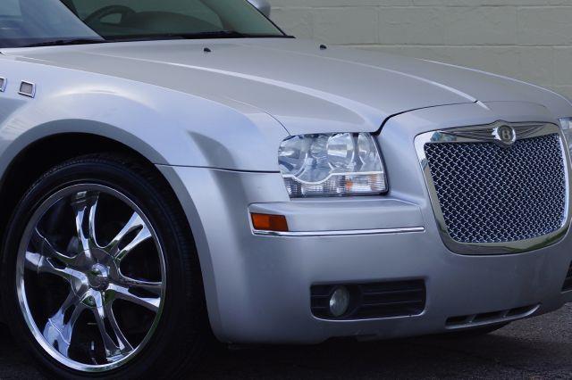 Chrysler 300 2005 photo 8