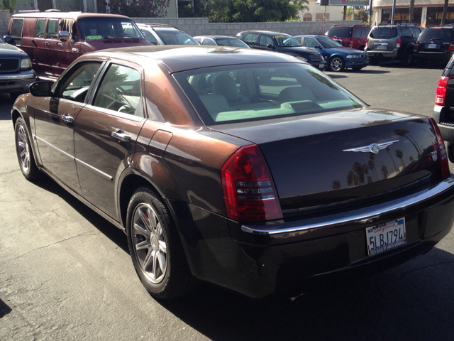 Chrysler 300 2005 photo 2