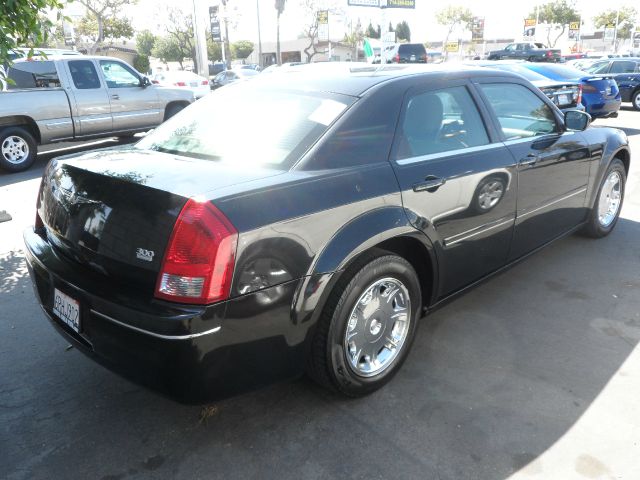 Chrysler 300 2005 photo 2