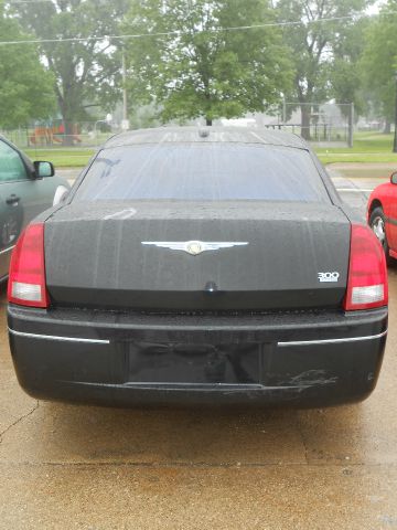 Chrysler 300 2005 photo 2