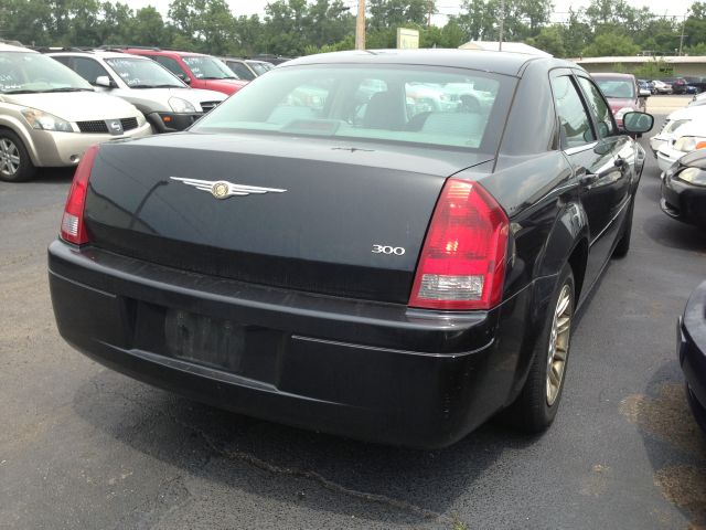 Chrysler 300 2005 photo 2