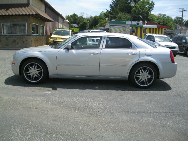 Chrysler 300 2005 photo 12