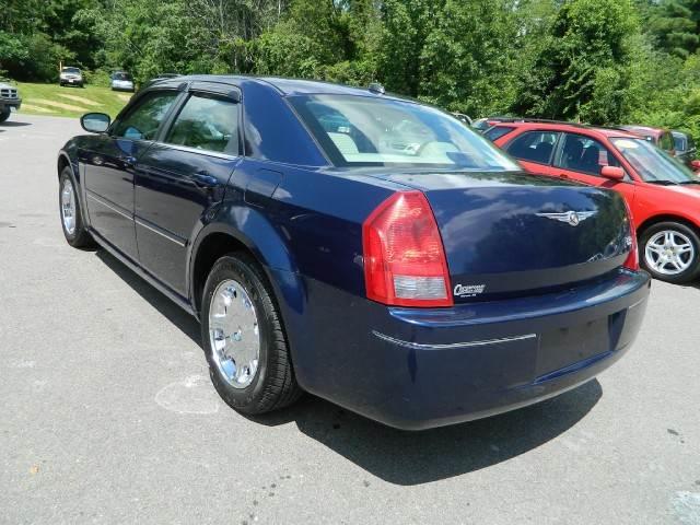 Chrysler 300 2005 photo 2