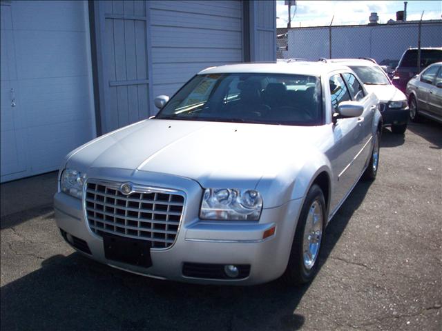 Chrysler 300 2005 photo 2