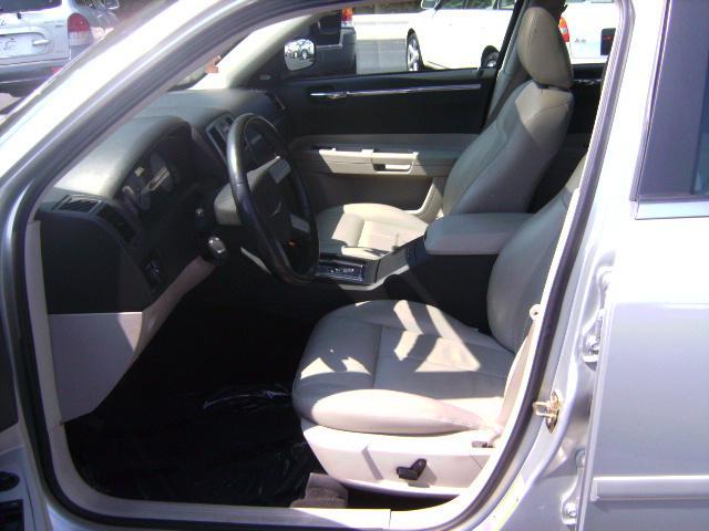 Chrysler 300 2005 photo 2