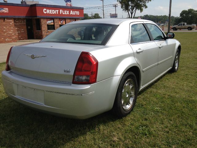 Chrysler 300 2005 photo 2