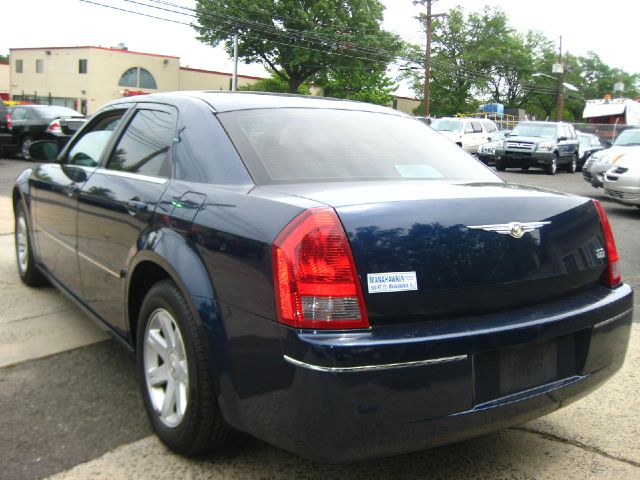 Chrysler 300 2005 photo 2