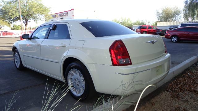 Chrysler 300 2005 photo 2