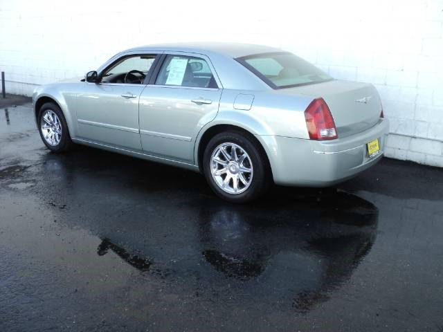 Chrysler 300 2005 photo 2