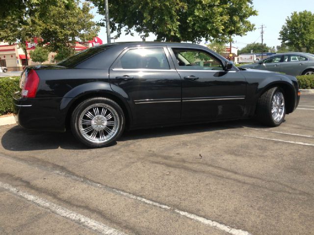 Chrysler 300 2005 photo 2