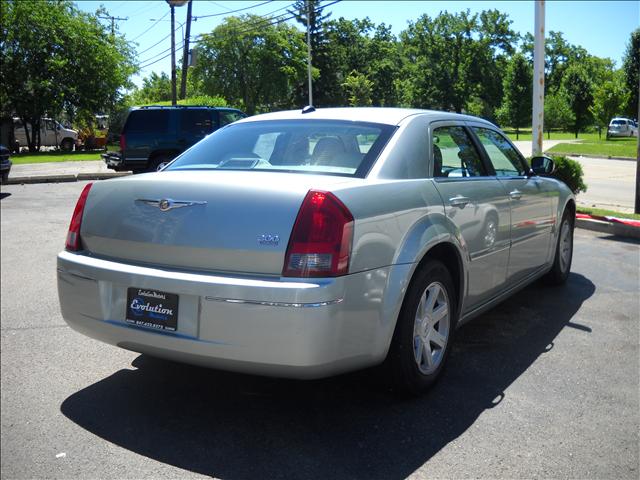 Chrysler 300 2005 photo 2