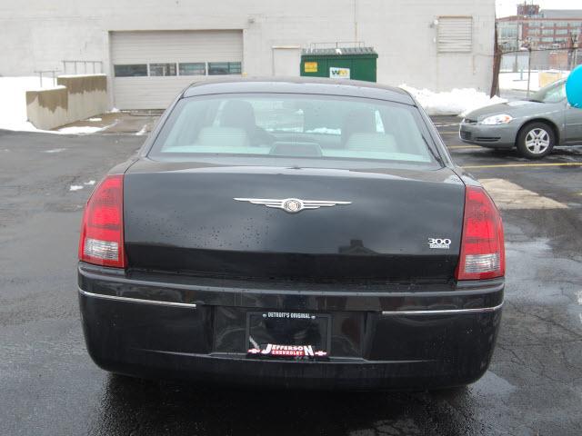 Chrysler 300 2005 photo 2