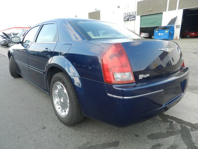 Chrysler 300 2005 photo 2