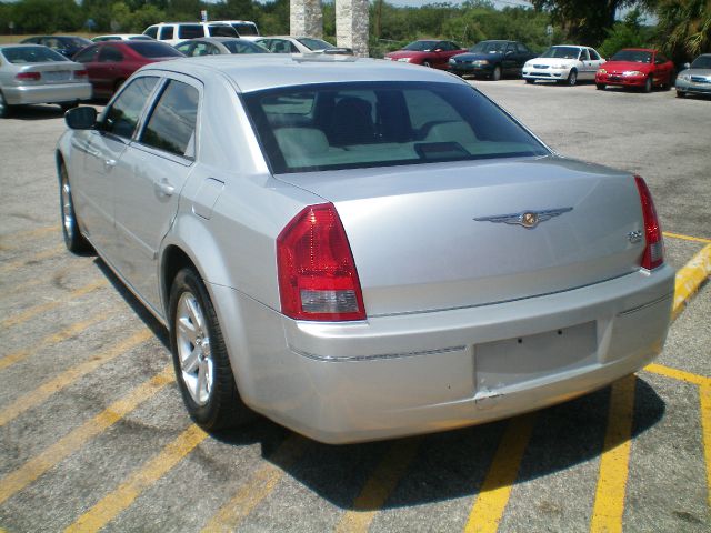 Chrysler 300 2005 photo 2