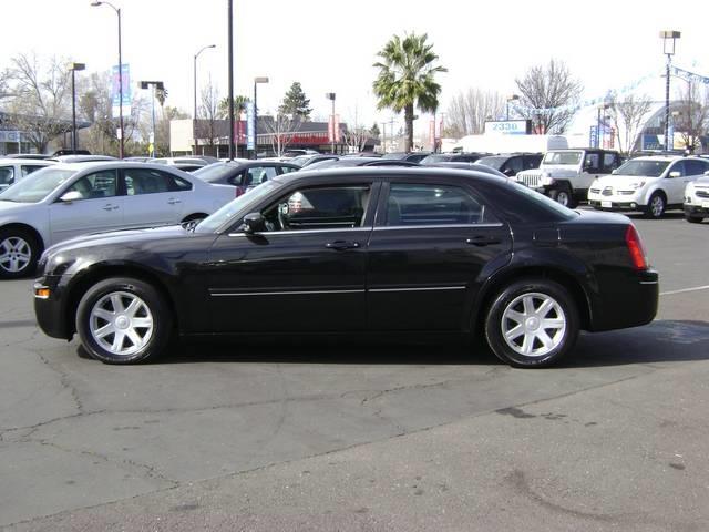 Chrysler 300 2005 photo 2