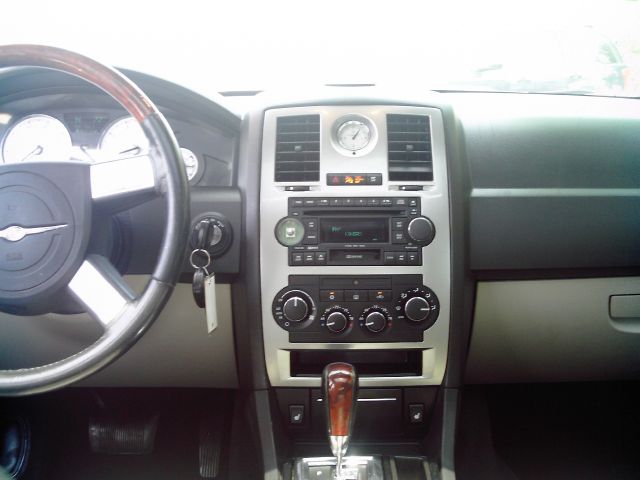 Chrysler 300 2005 photo 11