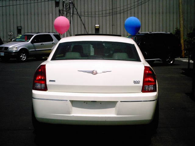 Chrysler 300 2005 photo 16