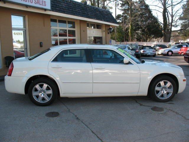 Chrysler 300 2005 photo 2