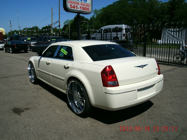 Chrysler 300 2005 photo 2