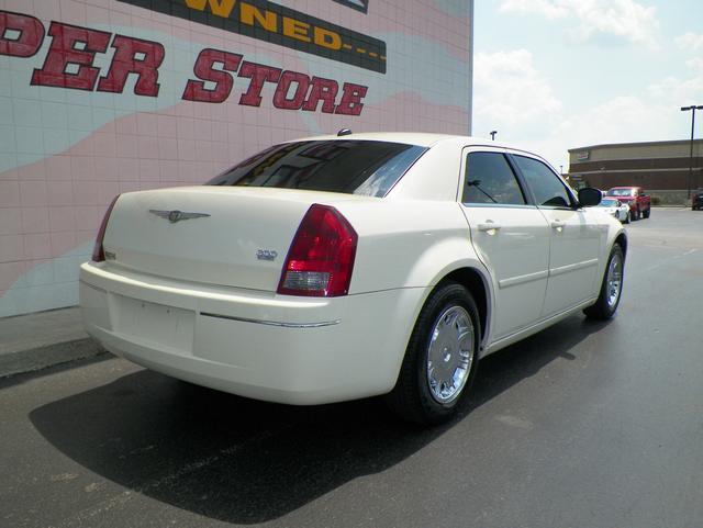 Chrysler 300 2005 photo 1