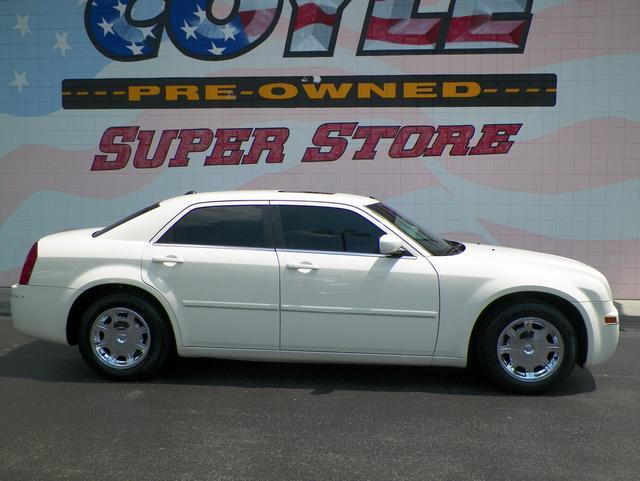 Chrysler 300 2005 photo 2