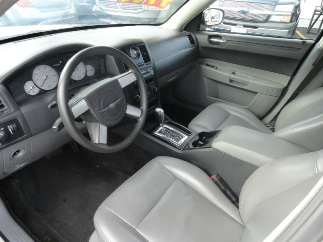 Chrysler 300 2005 photo 2