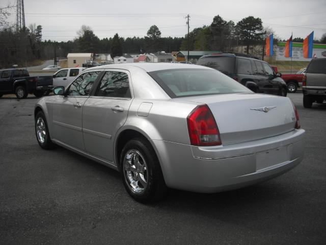 Chrysler 300 2005 photo 2