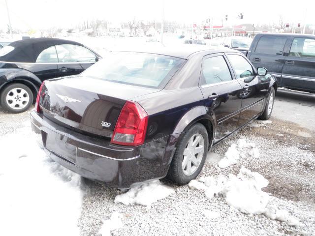 Chrysler 300 2005 photo 2