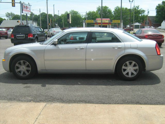 Chrysler 300 2005 photo 2