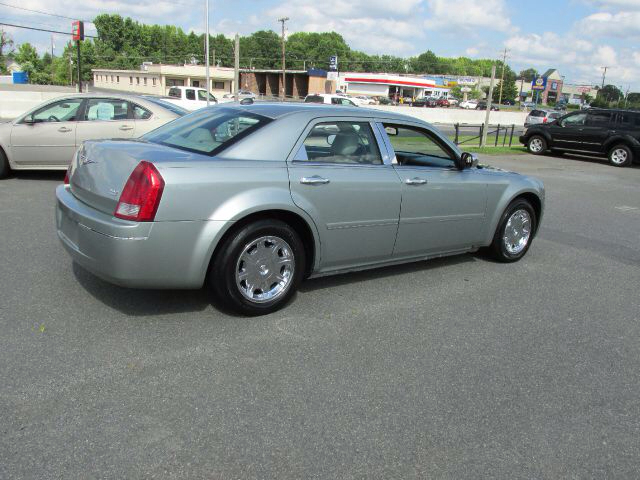 Chrysler 300 2005 photo 2