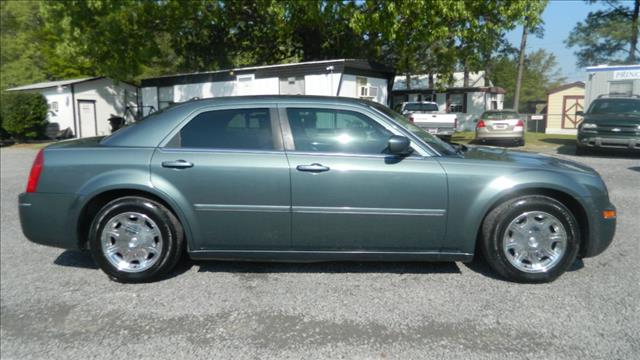 Chrysler 300 2005 photo 2