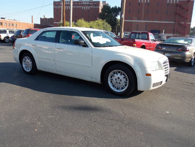 Chrysler 300 2005 photo 2