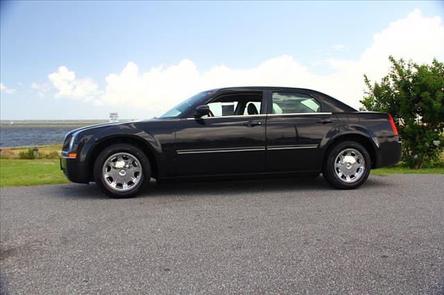 Chrysler 300 2005 photo 2