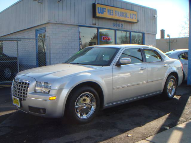 Chrysler 300 2005 photo 2