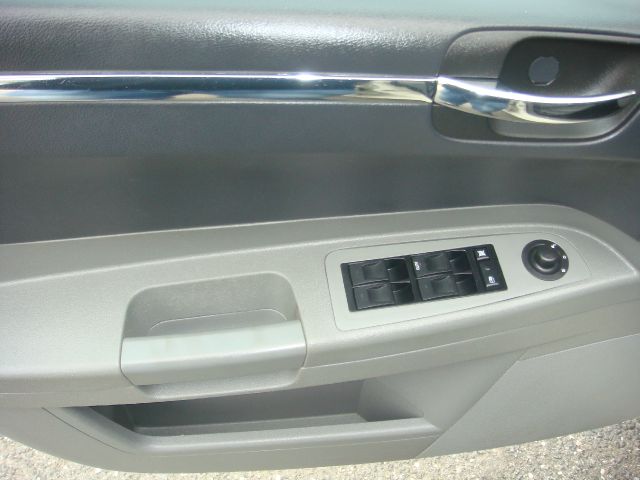 Chrysler 300 2005 photo 16