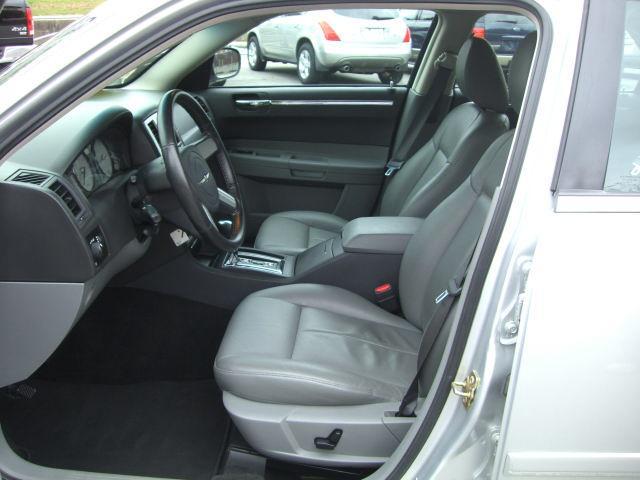 Chrysler 300 2005 photo 2