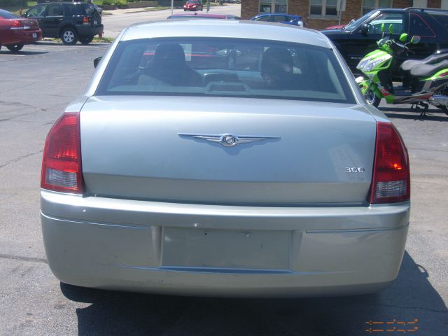 Chrysler 300 2005 photo 2