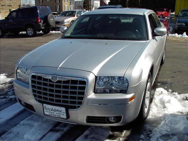 Chrysler 300 2005 photo 2