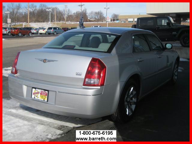 Chrysler 300 2005 photo 2