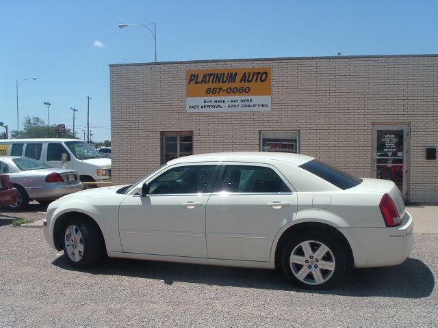 Chrysler 300 2005 photo 2