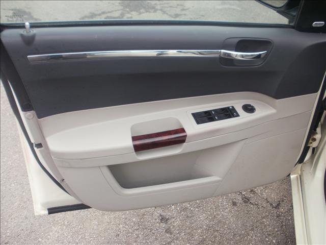 Chrysler 300 2005 photo 2