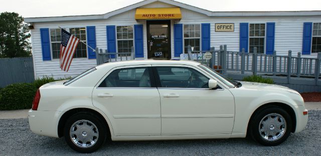 Chrysler 300 2005 photo 2