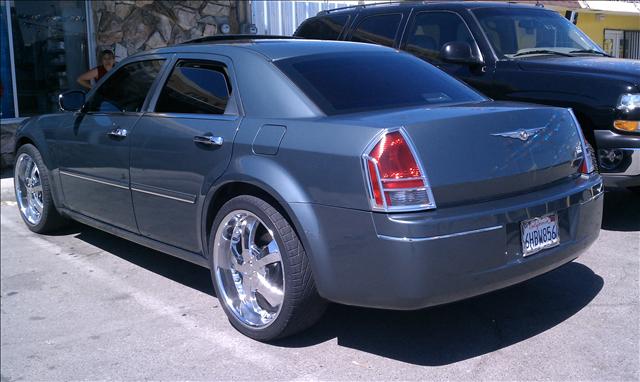 Chrysler 300 2005 photo 2