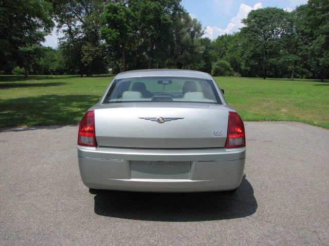 Chrysler 300 2005 photo 2