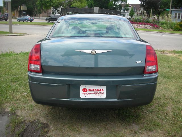 Chrysler 300 2005 photo 2