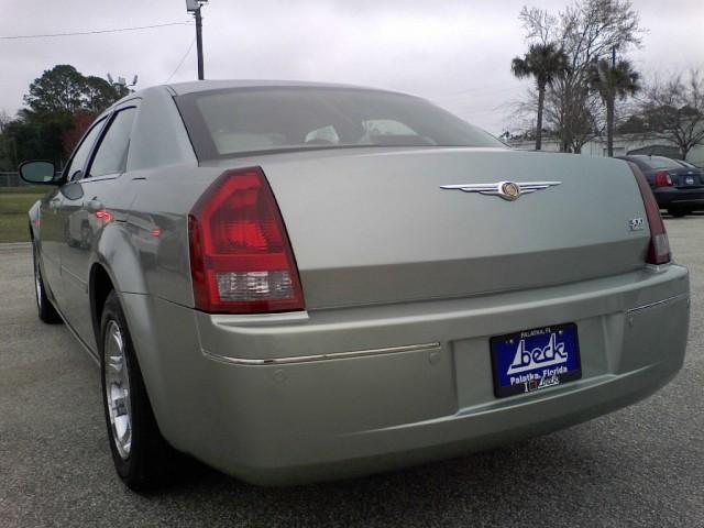 Chrysler 300 2005 photo 2