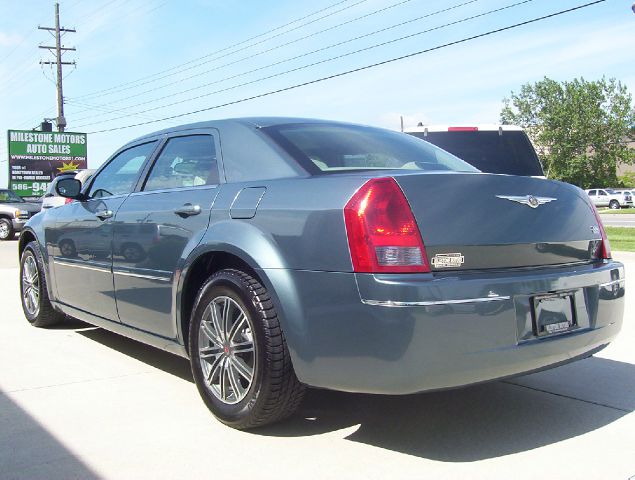 Chrysler 300 2005 photo 2