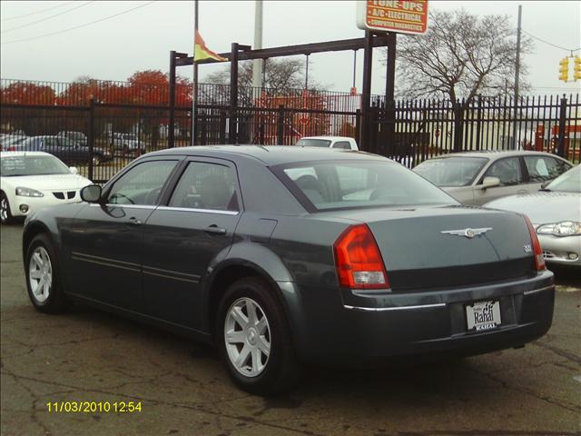 Chrysler 300 2005 photo 2