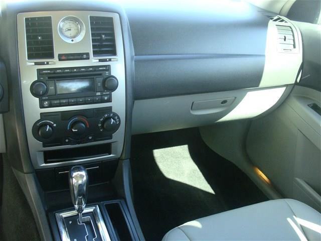 Chrysler 300 2006 photo 14