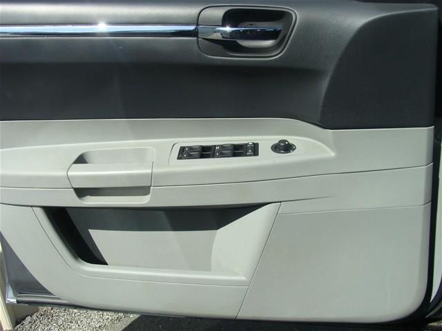 Chrysler 300 2006 photo 17